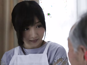 甜美的日本女仆吮吸老人的鸡巴