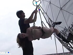 Junges Girl 18 Jahre wird in aller Öffentlichkeit in Berlin im Hängebondage gefesselt