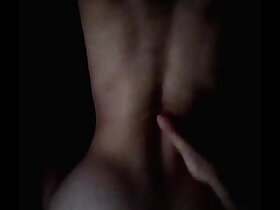 Gemendo e tomando tapa no escuro