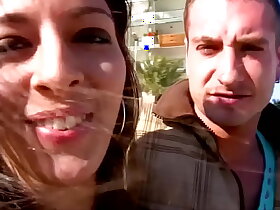 Teenager bruna con tette naturali fa sesso anale con un cazzo grosso e duro