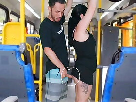 Morena tateando no ônibus