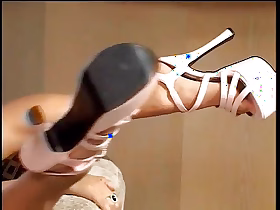 热辣的中国婊子被丰满的红发女郎用假阳具舔和性交